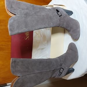 1 PAIR OF Leather shin high boots